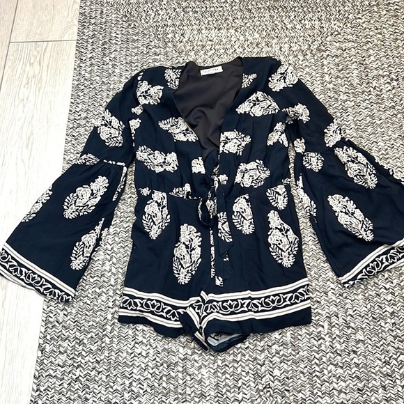 ⭐️Love Riche, FUN blue printed bell-sleeve romper,Low Front-Cut, Excellent Cond. - Picture 2 of 16